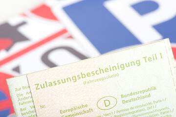 Verkehrsschilder und Fahrzeugschein