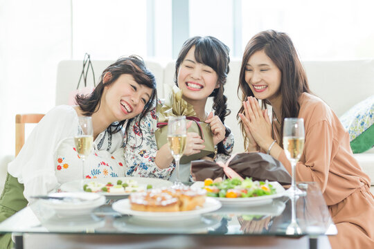 「女子会」の写真素材 | 6,837,896件の無料イラスト画像 | Adobe Stock