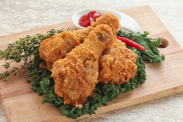 Fried chicken drumsticks with tomato sauce