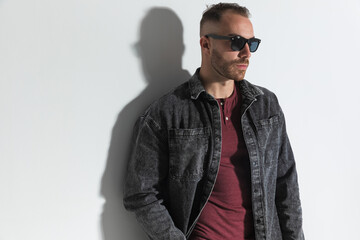 confident casual man with sunglasses holding hand in pocket