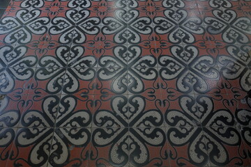 Beautiful floral motif tiles. This cement-based tile gives a classic impression to the room.