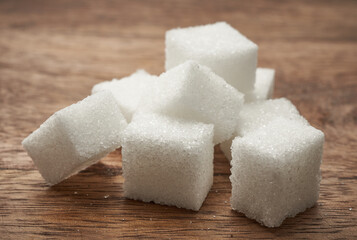 Kostki białego cukru na rustykalnym tle