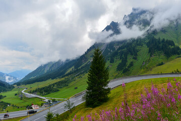 Fototapeta premium Flexenpassstraße vor Flexenpass im Bundesland Vorarlberg (Österreich)