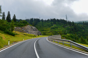 Fototapeta premium Flexenpassstraße vor Flexenpass im Bundesland Vorarlberg (Österreich)