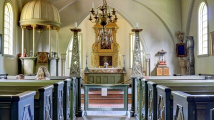 église ancienne en bois debout rouge dans la campagne suédoise avec son clocher