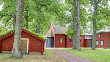 église ancienne en bois debout rouge dans la campagne suédoise avec son clocher