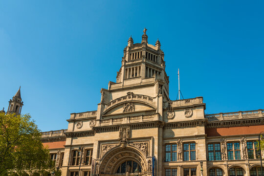 UK, England, London, Facade of Victoria and Albert Museum