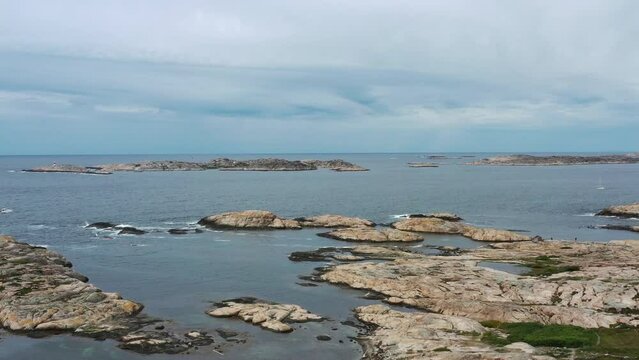 survol de la r&eacute;serve naturel de Tjurpannans sur la c&ocirc;te su&eacute;doise
