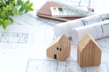 マイホームの設計図と木でできた家の模型