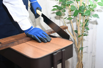 DIYをする若いエプロン姿の若い男性