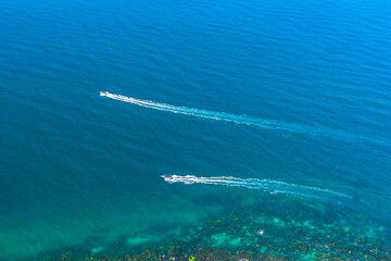Obraz premium Canoe boat carrying tourists glides in the beautiful bay where tourists come to relax in the pearl island of Phu Quoc, Vietnam