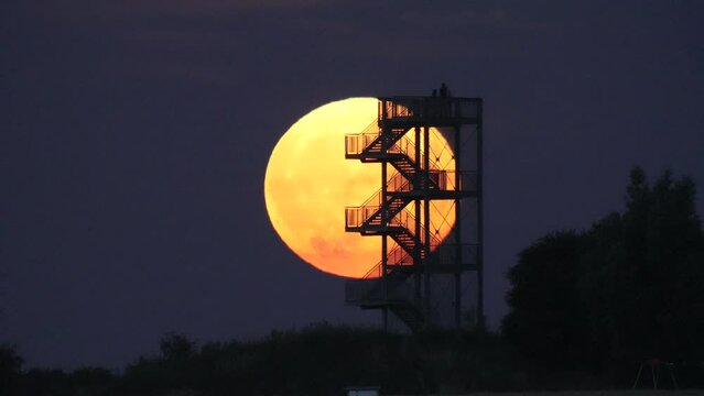 Mesmerizing timelapse of a rising supermoon