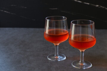 よく冷えたロゼワインが入ったワイングラス