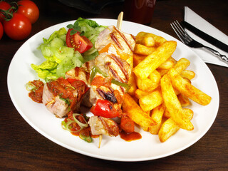 Schaschlik Spieße mit Pommes Frites