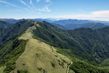 西日本一の石鎚山へと続く天空の道　UFOラインと呼ばれる愛媛県と高知県にまたがる四国の美しい尾根