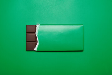 Tafel Schokolade auf grünem Hintergrund