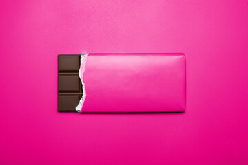 Tafel Schokolade auf pinkem Hintergrund