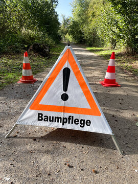 Absperrschild Baumpflege in einem Park in D&uuml;sseldorf