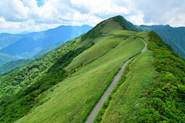 西日本一の石鎚山へと続く天空の道　UFOラインと呼ばれる愛媛県と高知県にまたがる四国の美しい尾根