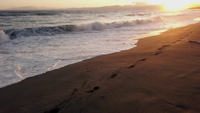 夕陽に向かって海岸散歩
