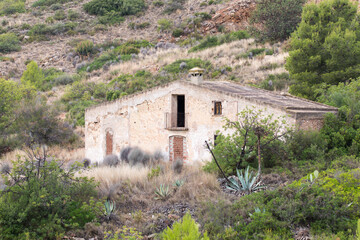 Casa rural t&iacute;pica del mediterr&aacute;neo con la puerta tapiada