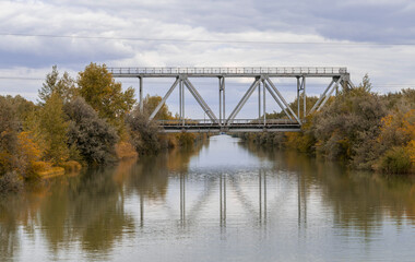 Fototapeta na wymiar railway bridge over the river with trees