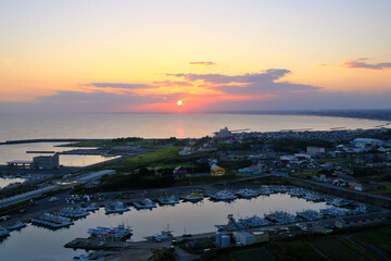 Fototapeta na wymiar 飯岡漁港の夕陽　刑部岬からの眺め　千葉県
