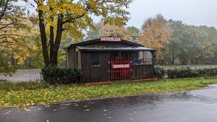 Geschlossener Ski Verleih im Herbst