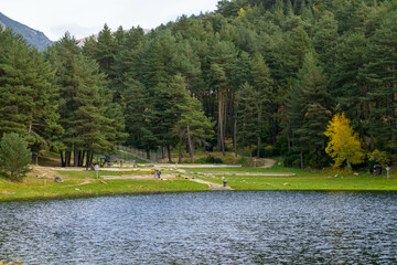 Andorra Engolasters. Montañas de los Pirineos. En la cima de los colores del follaje de otoño.