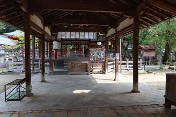 Japanese temples and shrines: a scene of the precincts of Tamukeyama-hachimangu Shrine by Hokke-do Hall in Nara City in Nara Prefecture 日本の神社仏閣: 奈良市にある東大寺法華堂傍にある手向山八幡宮境内の一風景