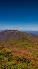 紅葉と裏那須の稜線　縦構図