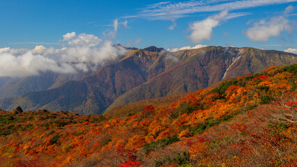 紅葉と裏那須の稜線　登山　絶景