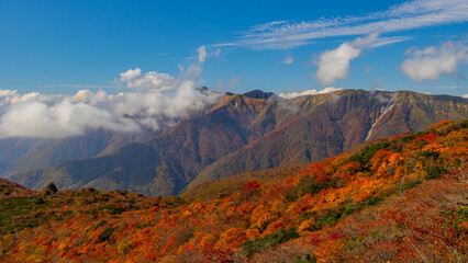姥が平の紅葉と裏那須の稜線　秋の登山