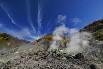 晴天の秋田県、玉川温泉の間欠泉