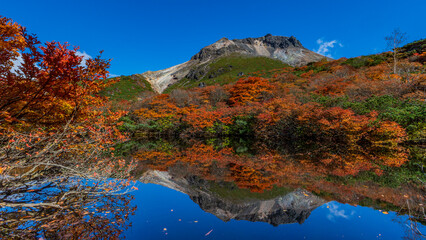 那須岳　水面反射　紅葉　絶景