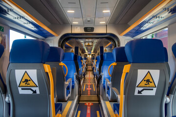 Interior de vagón de tren vacío