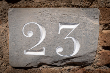 Número gravado sobre piedra