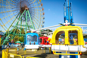 青空に映える、レインボーカラーの観覧車