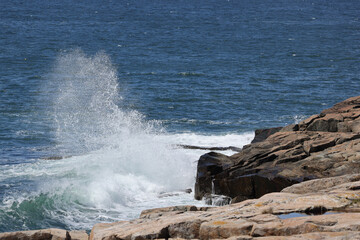 Fototapeta na wymiar Ocean crashing onto a rocky shore