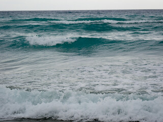 Obraz premium Ocean waves on a rocky shore