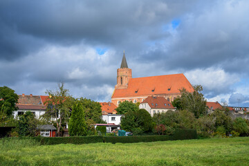 Blick vom Park am Walkmuehlengraben auf die Pfarrkirche St. Marien in Beeskow