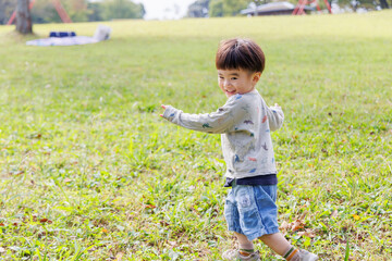 公園で走り回る子供