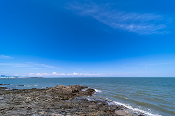 夏の青空と美しい簑島海岸（福岡県行橋市）