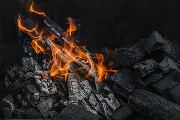Foto op Plexiglas hete houtskool en vuurvlam. textuur van vlammend brandend brandhout. Brede banner, vlamachtergrond © Ninaveter