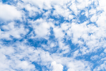 雲が多い青空