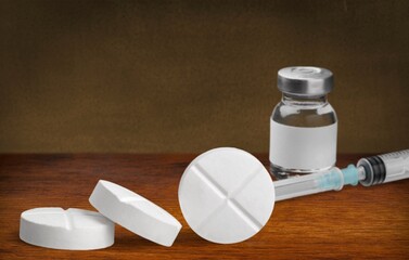 Obraz na płótnie Canvas Medical tablet and pill with syringe, health concept