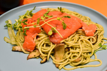 spaghetti with tomato sauce and basil