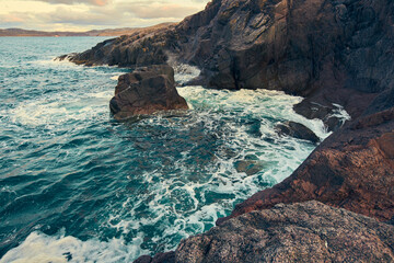 Obraz premium Beautiful rocky seashore. The clear water of the Barents Sea. Kola Peninsula Arctic Circle.