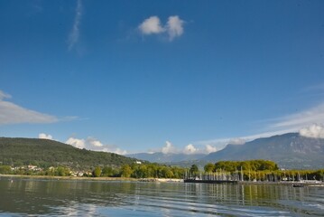 Fototapeta premium Le port de plaisance d'Aix-les-Bains et le massif des Bauges en arrière plan