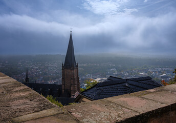 Herbstfarben mit Blick auf Stadt Marburg, luth. Kirchturm 
